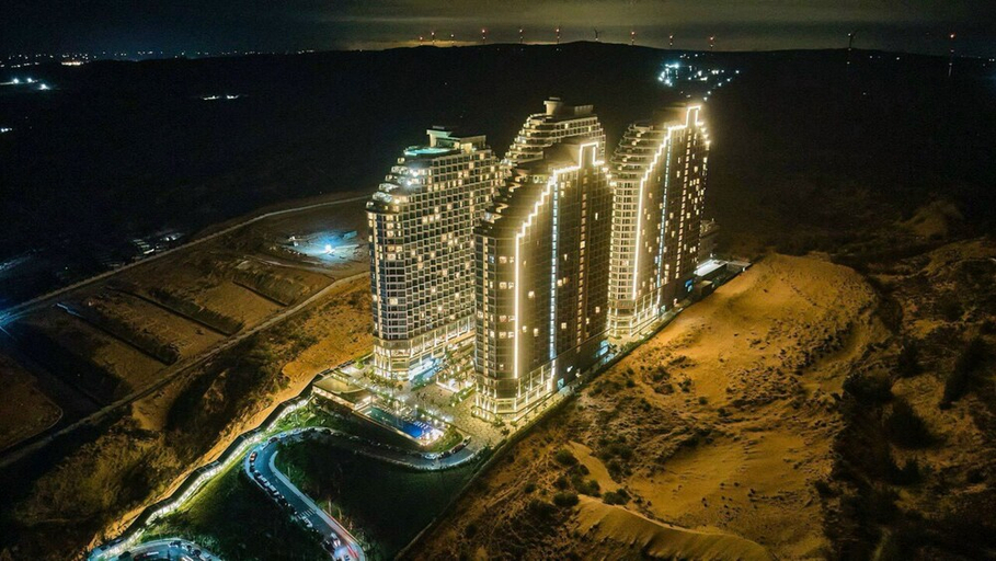 Exterior & Views