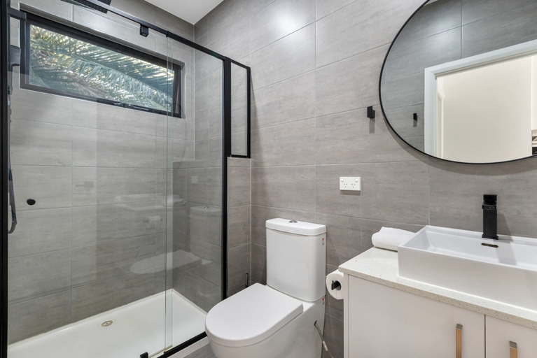 Bathroom, Comfortable 2BR Retreat With Balcony & Parking, Melbourne