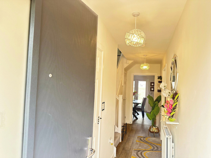 Interior 2, 4 Bed House - Sleeps 7 - Pets - Parking - Wifi, Wolverhampton
