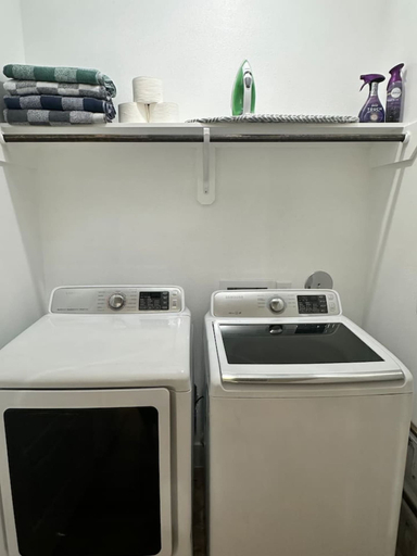 Room 2, Quiet 3BR Home Fast Access to IAH Downtown, Houston