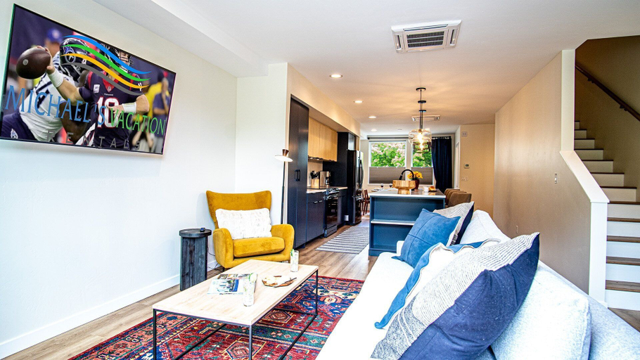 Living area 3, Mountain View Villa - Lux 3BD W/roof Terrace - Downtown Hailey, Blaine