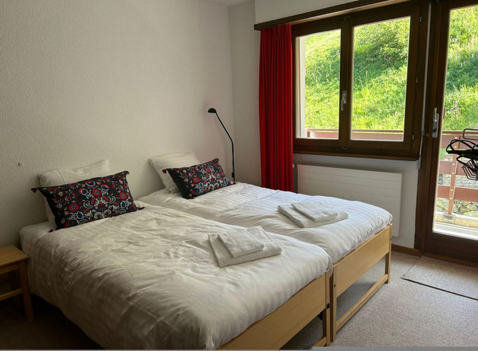 Room 2, 6 Person ski in out Apartment Great Views Garage, Martigny