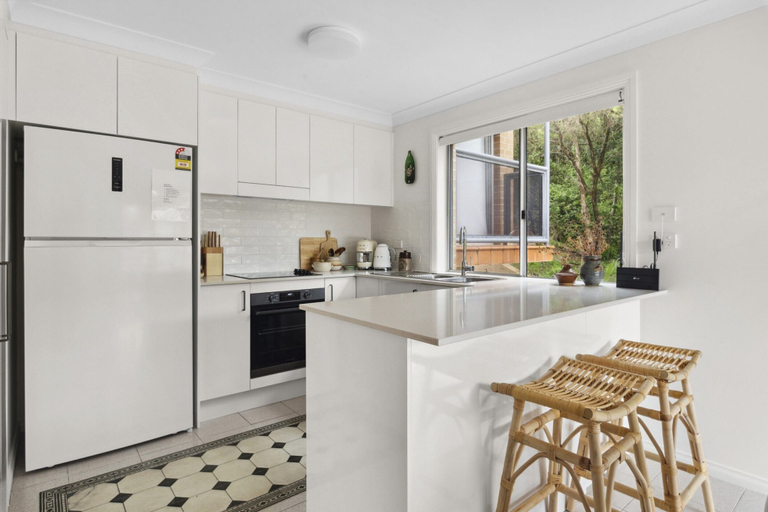 Private kitchen 5, Bright Coastal Townhouse With BBQ & Courtyard, Gosford - East