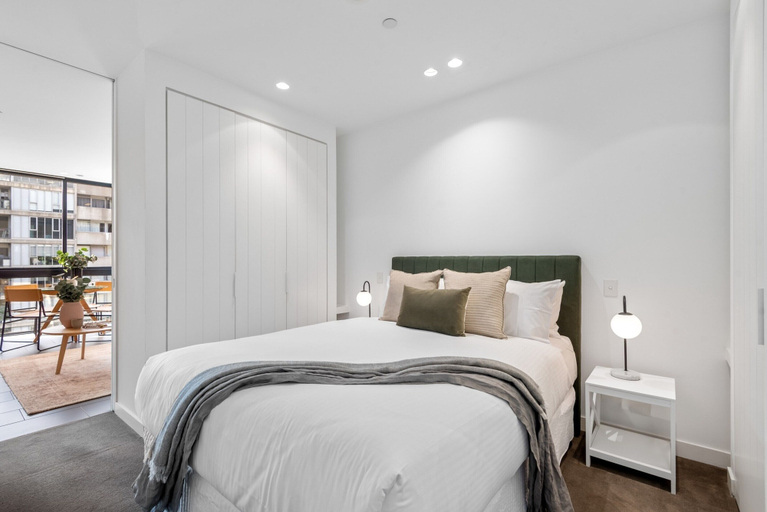 Room 2, Chic City Escape With Pool, Gym & Parking, Melbourne