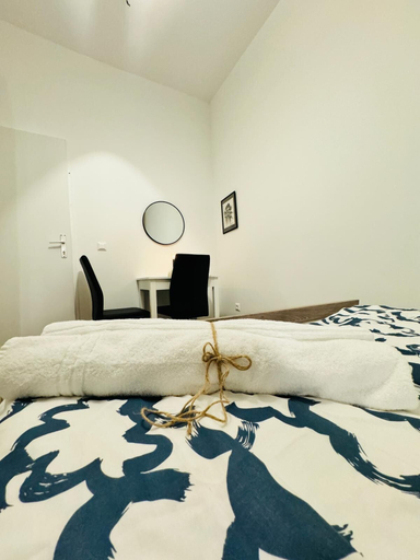 Room 4, 5BR Apartment for 10 Near Alterlaa, Wien