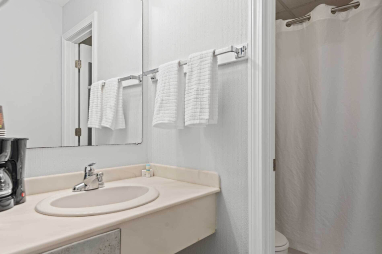 Bathroom 3, The Niantic Inn, New London