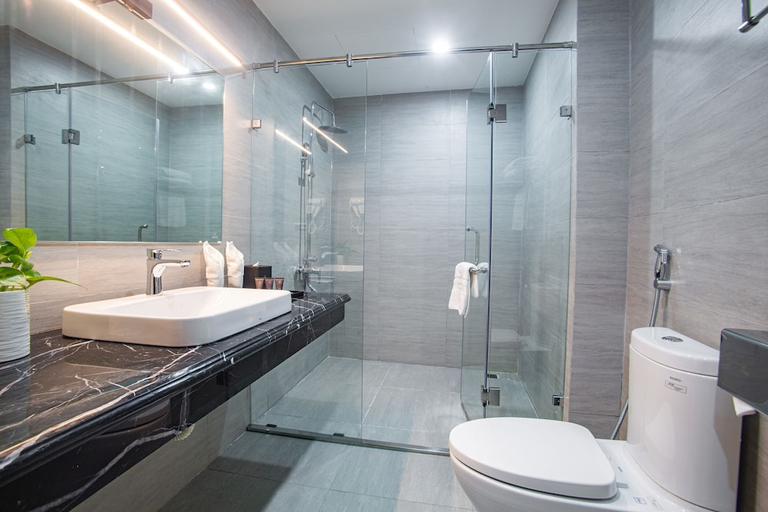 Bathroom 4, Western Skyline Hotel, Từ Liêm