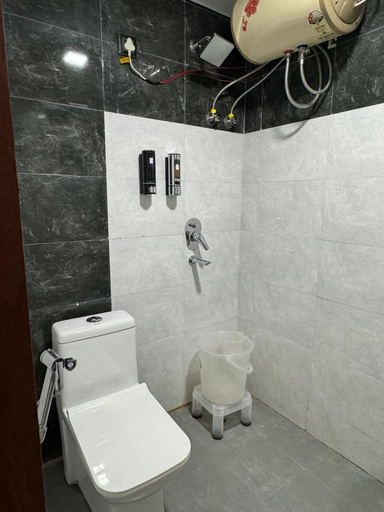 Bathroom 5, Misty Mounts, Dehradun