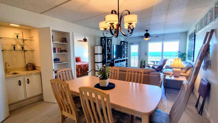 Dining 2, Embassy 402 Minium 2 Bedroom Condo by RedAwning, Cameron