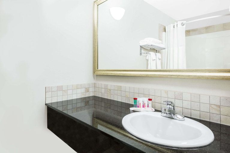 Bathroom 2, Olds Hotel, Division No. 6