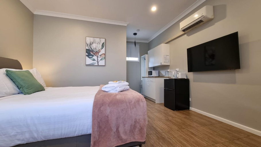 Bedroom 3, Gosford Motor Inn, Gosford - West