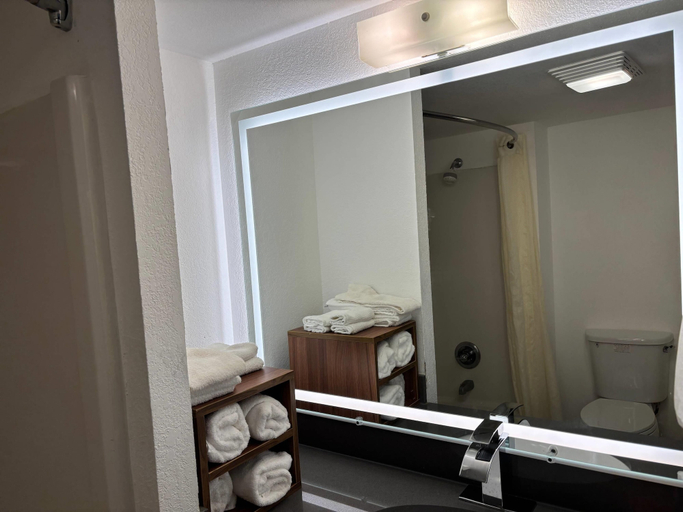 Bathroom 3, Econo Lodge Yazoo City, Yazoo