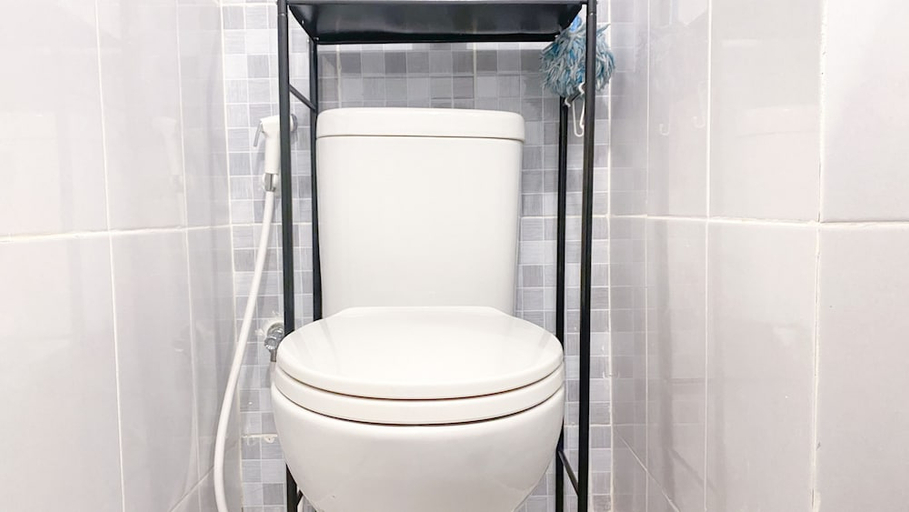 Bathroom 2, Simply Look Studio Tokyo Riverside Pik 2 Apartment, Tangerang