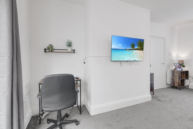 Room 2, 3 Bedroom House With Free Parking, Durham