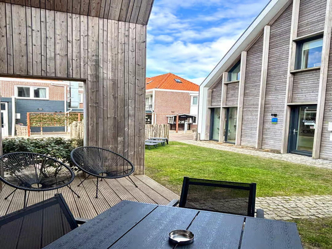 Balcony 3, Cozy 4-person Lodge in Tiny House Style, Veere