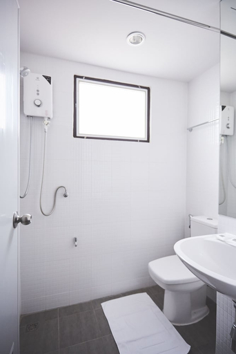 Bathroom, Theorie Hotel Sukhumvit 107 by SLH, Muang Samut Prakan