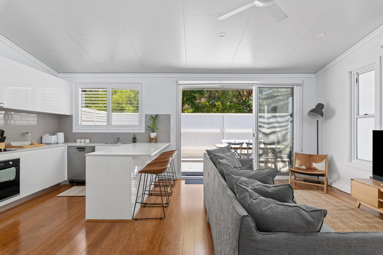 Private kitchen 5, Relaxing 2-bed Home Close to Beaches and Parks, Sydney