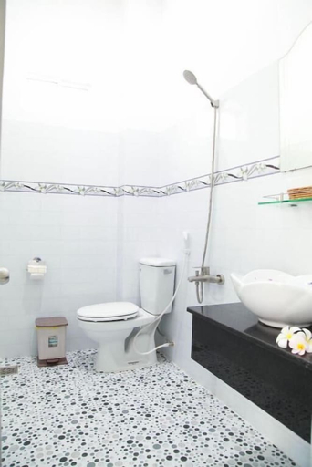 Bathroom, Son Tra Guest House, Phan Thiết