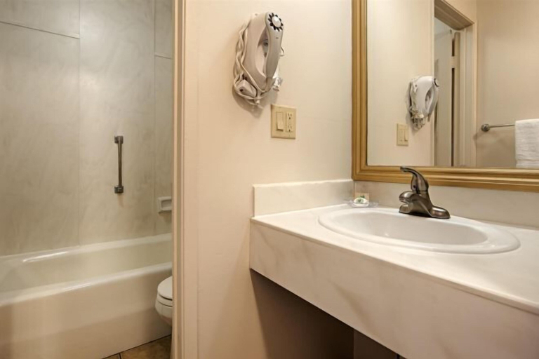 Bathroom 5, Best Western Plus Dragon Gate Inn, Los Angeles