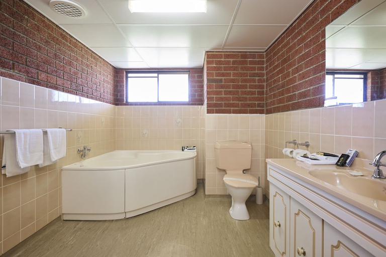 Bathroom 3, The Waterloo Hotel, Glamorgan-Spring Bay