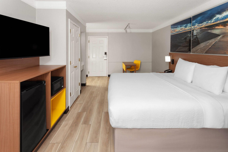 Bedroom 4, Days Inn & Suites by Wyndham Arlington Heights, Cook