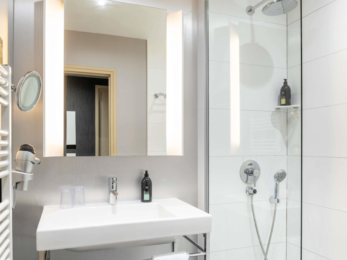 Bathroom 5, Aparthotel Adagio La Défense Esplanade, Hauts-de-Seine