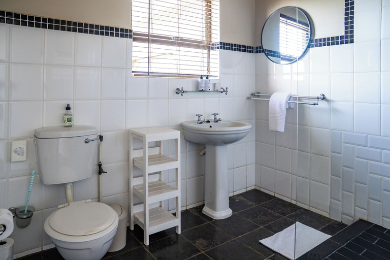 Bathroom 4, Harewood Lodge, Buffalo City