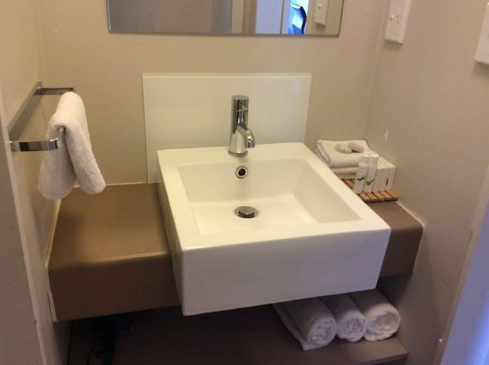 Bathroom 4, Lake Rotorua Hotel, Rotorua