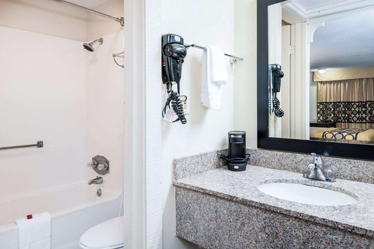 Bathroom 4, Super 8 by Wyndham Monroe, Union