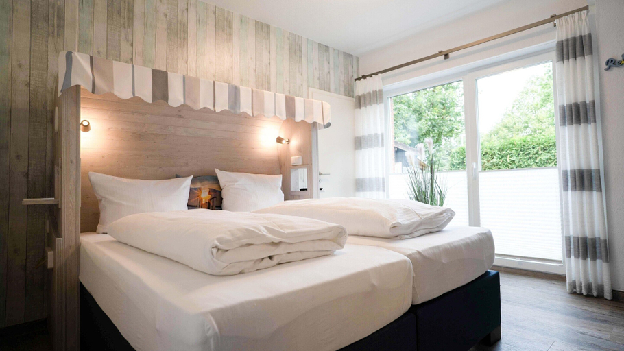 Room 5, Moderne Ferienwohnung mit Terrasse in Ruhiger Lage, Wittmund