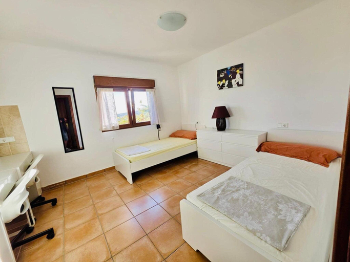 2, Charming villa with private garden, Alicante
