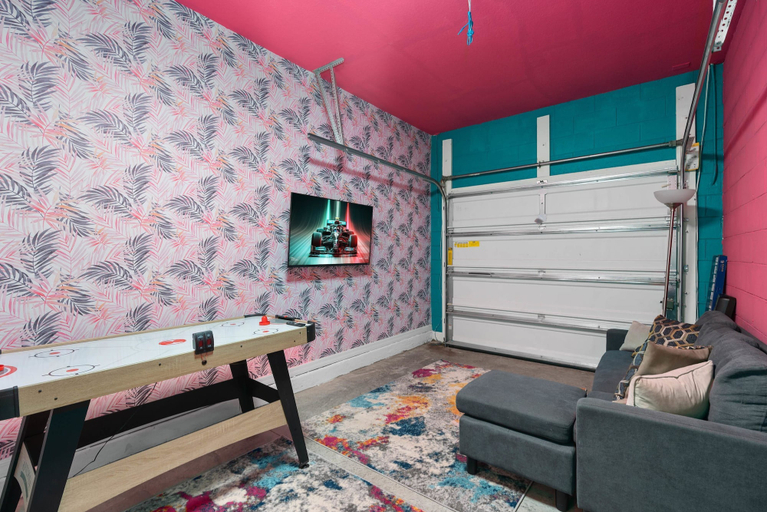 Room 3, Super Fun-colors Gameroom Lakeviews Sleeps 13, Osceola