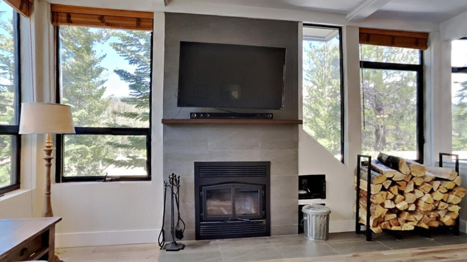 Interior 4, Slopeside Condo with Tree View, Mono