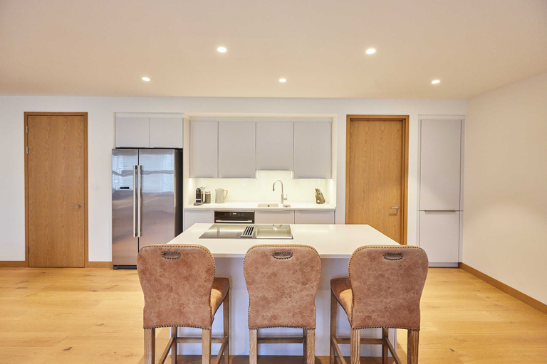 Room 2, Host Stay Thames Apartment, Slough