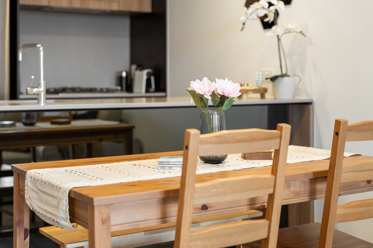 Private kitchen 4, Spacious West End Apartment With Pool & BBQ Access, West End