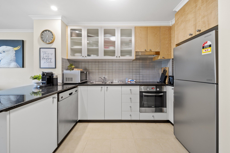 Private kitchen 3, Inner-city 2-bed With Parking, Pool, Gym & BBQ, Canberra