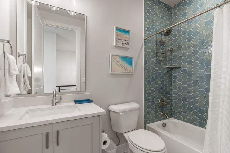 Bathroom 4, Sandy Cheeks 6 Bedroom Townhouse, Washington