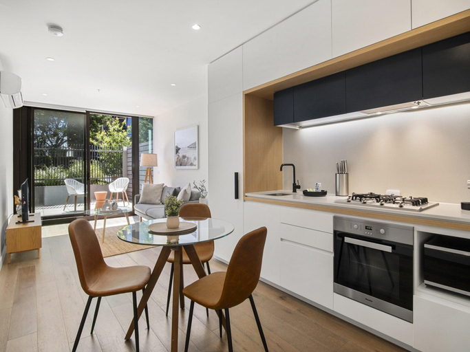 3, 1BR Apartment Near CBD with Pool Access, Melbourne