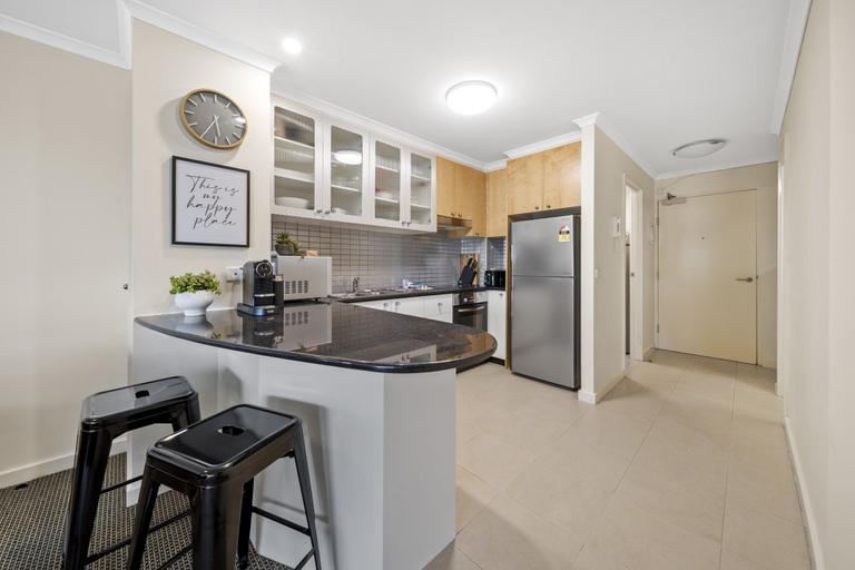 Private kitchen 2, Inner-city 2-bed With Parking, Pool, Gym & BBQ, Canberra