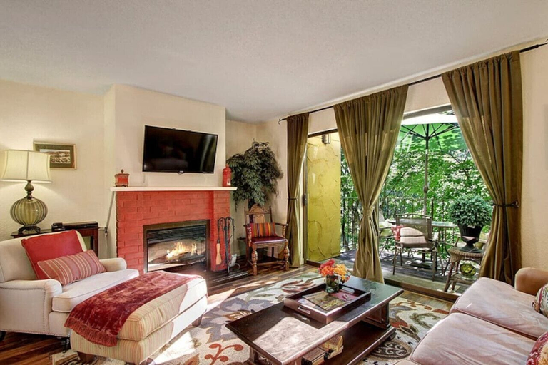 Living area 4, NE 82nd St Redmond, King