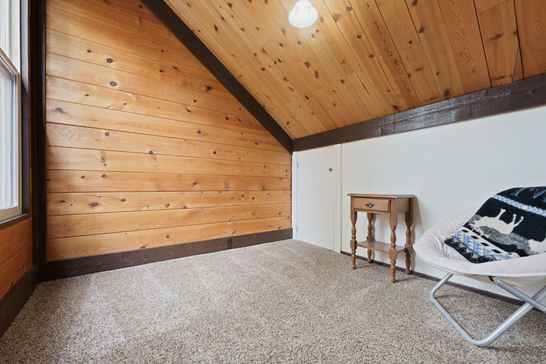 Interior 4, Pole House 10 2 Bedroom Cabin, Deschutes