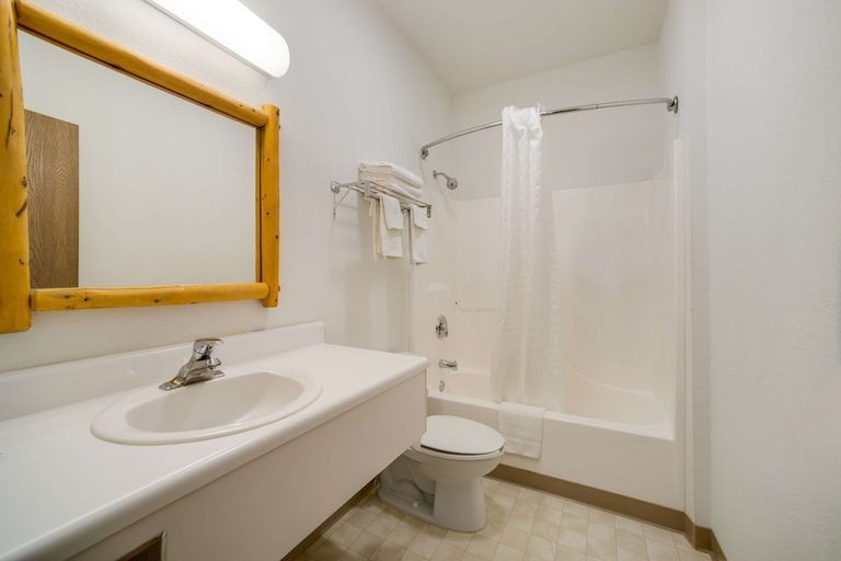 Bathroom 4, Knights Inn New Florence, Montgomery