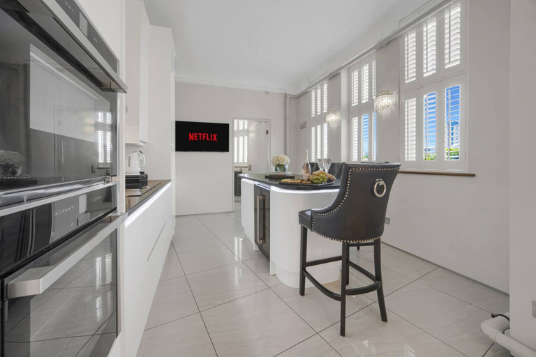 Room 3, Chic Luxury - Central - Beach Access - Wind, Swansea