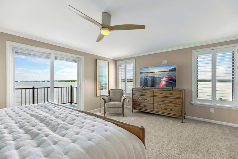 Room 3, Panoramic Paradise - Lakefront Home for 15, Morgan