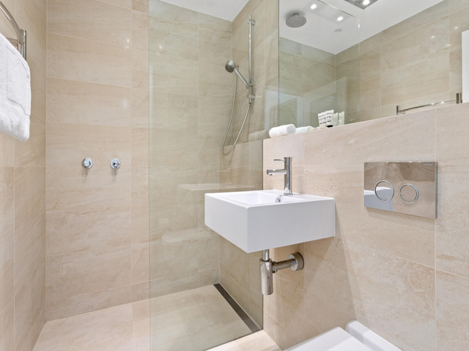 Bathroom, Charming Modern Apartment with City Views, Sydney