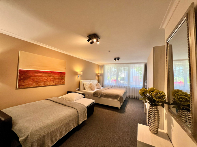 Bedroom 3, Grand Petit Hotel, Praha 13