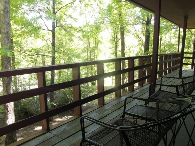 Terrace/patio 3, Mountain Harbor's four bedroom house by RedAwning, Montgomery