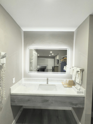 Bathroom 4, Super 8 by Wyndham Visalia, Tulare