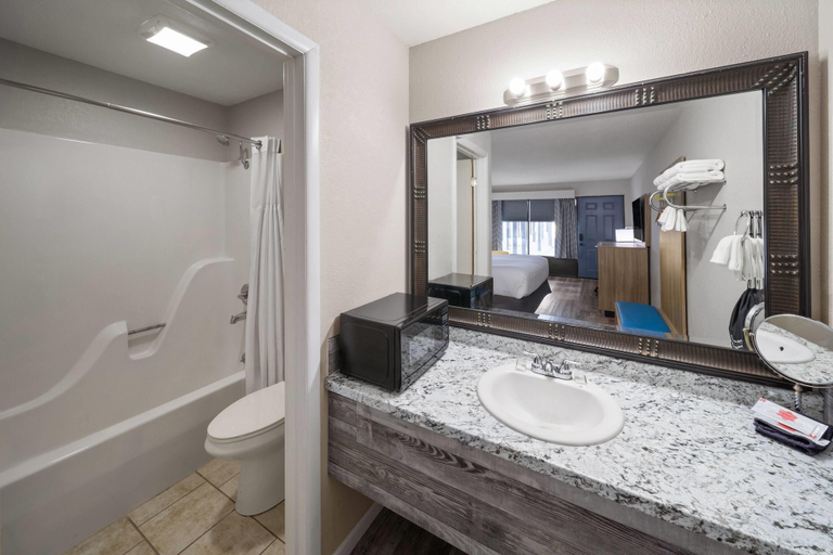 Bathroom 4, Days Inn by Wyndham Branson Ozarks, Taney