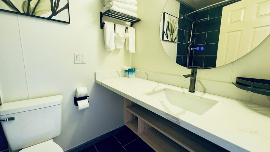 Bathroom 5, Interurban Suites Hotel, a Dazzler Select by Wyndham, Tukwila